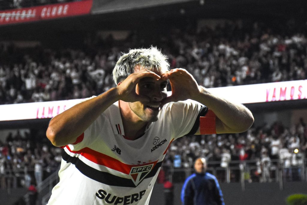 Calleri, do São Paulo, comemorando um dos gols marcados pelo time sobre o Cruzeiro no Brasileiro.