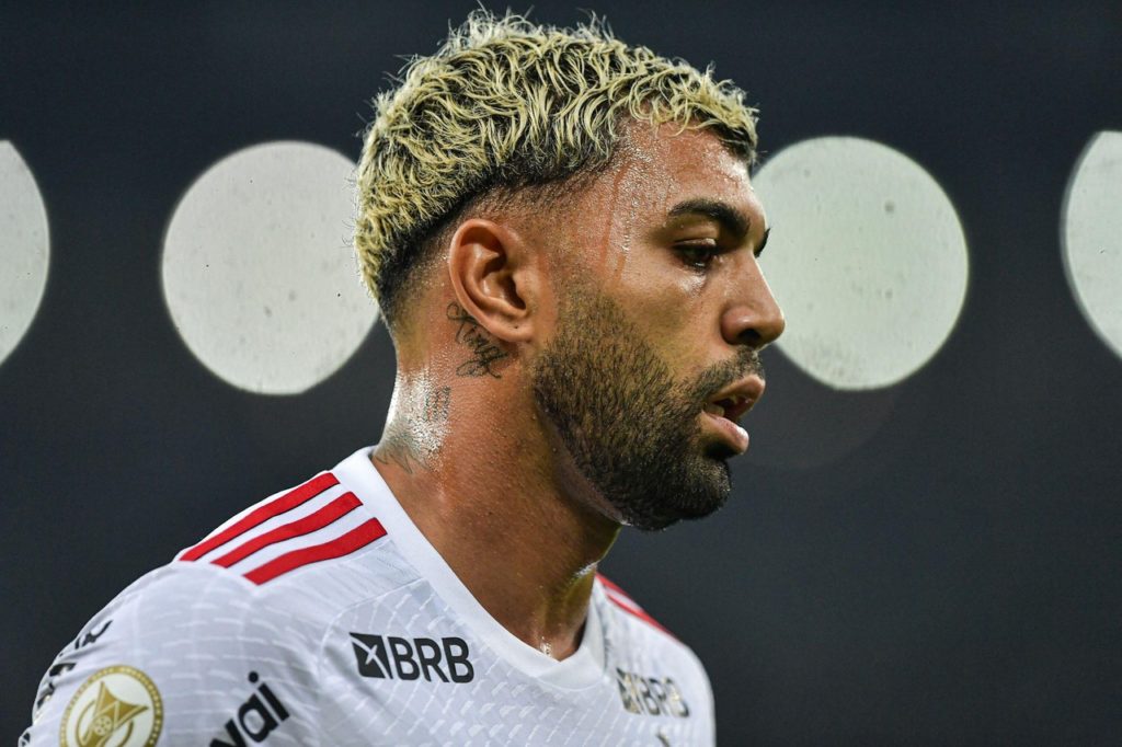 Gabigol, do Flamengo, observando a disputa em um jogo do time na temporada de 2024.