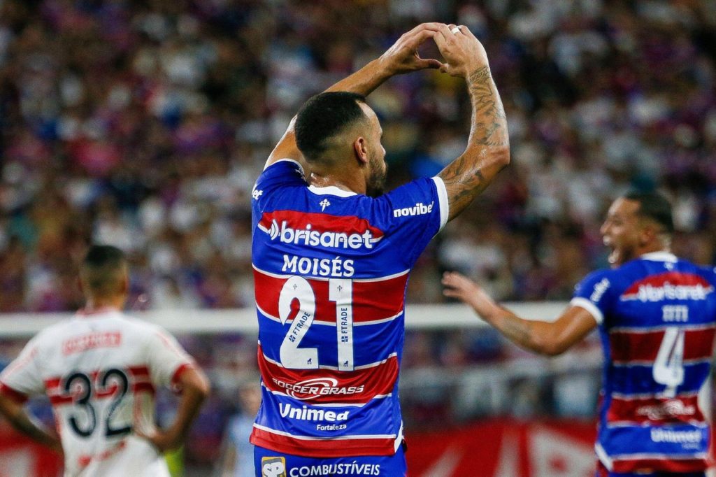 Moisés, do Fortaleza, comemorando o gol marcado pelo time em uma partida da Copa do Nordeste.