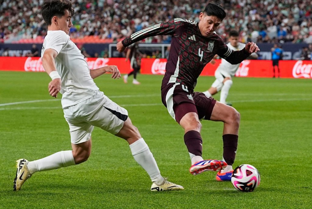 Pellistri, do Uruguai, disputa a bola com o jogador do México durante amistoso.