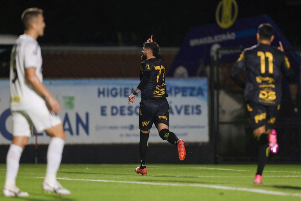 Fabrício Daniel, do Novorizontino, comemorando um gol pelo time na partida contra o Santos na Série B.