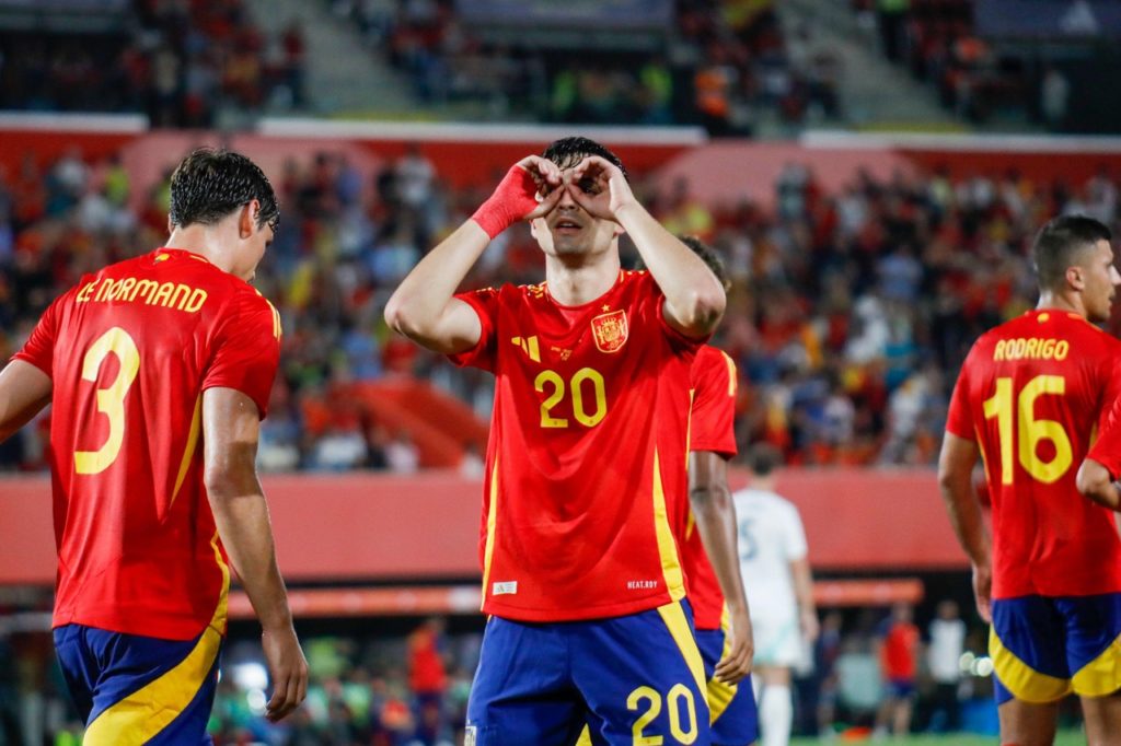 Pedri, da Espanha, comemorando um dos gols marcados em um amistoso de sua seleção.