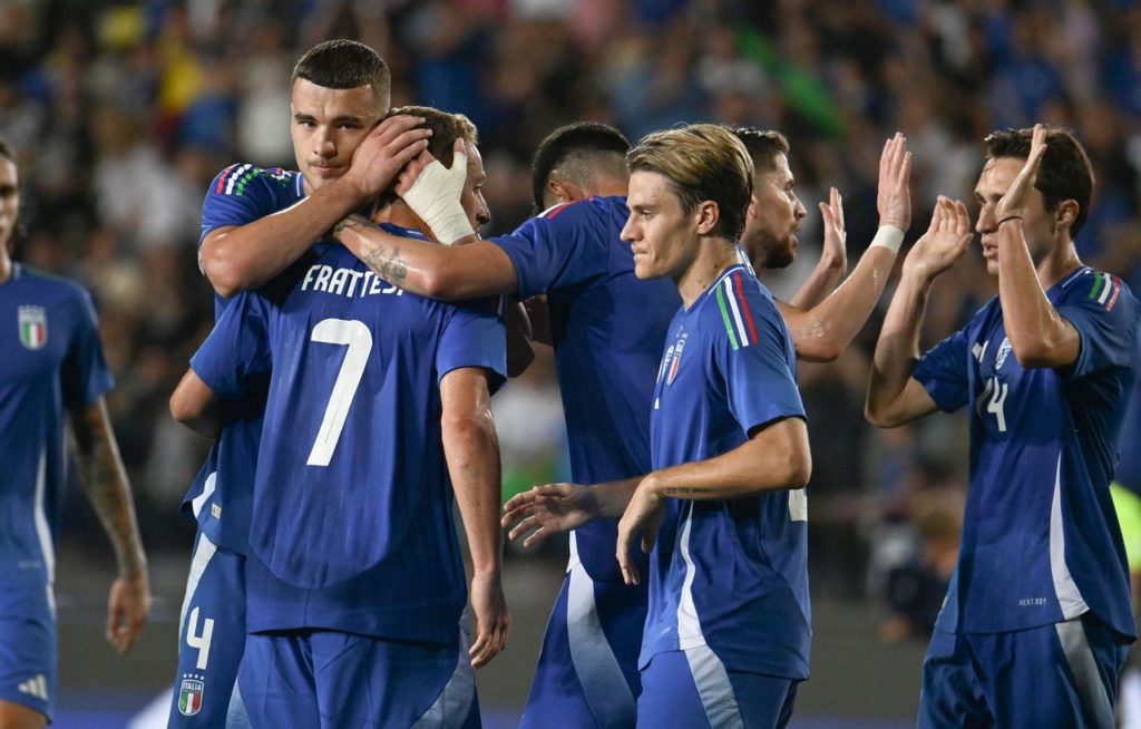 Jogadores italianos comemorando o gol da vitória em amistoso da selação.