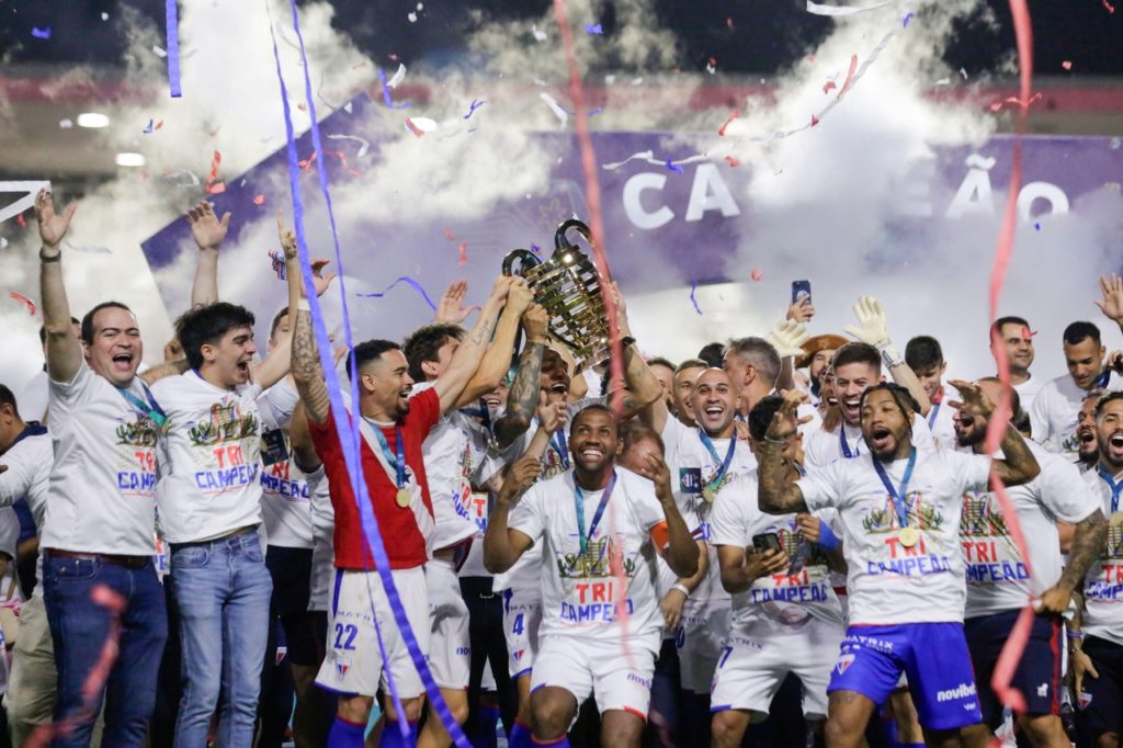 Jogadores do Fortaleza levantando o troféu da Copa do Nordeste.
