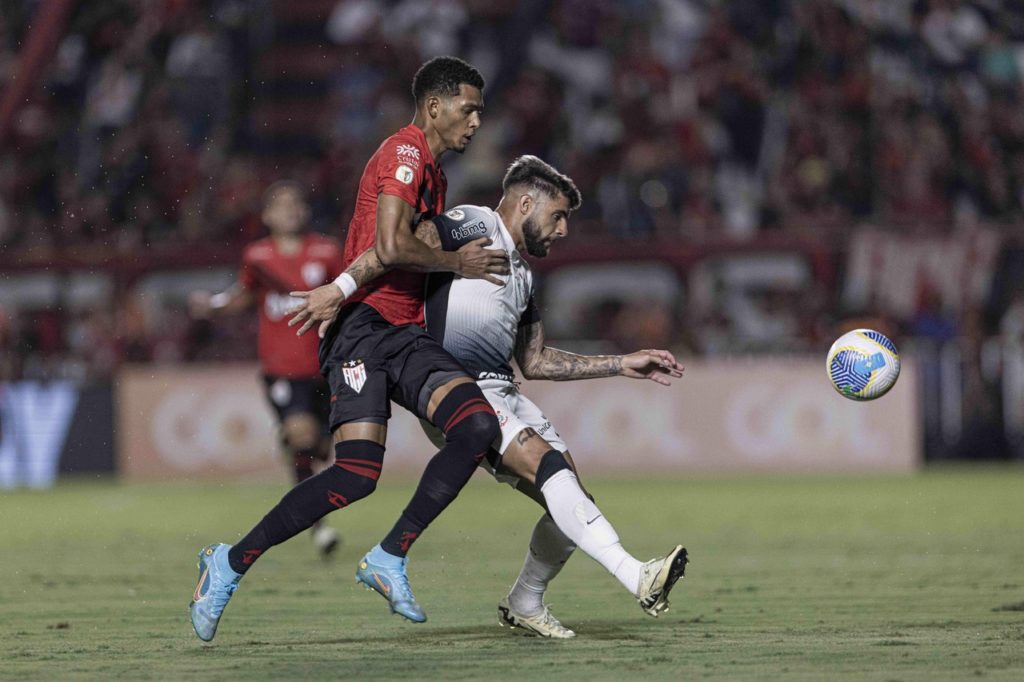 Yuri Alberto, do Corinthians, tentando dominar uma bola, mas está marcado por um adversário em jogo válido pelo Brasileirão de 2024.