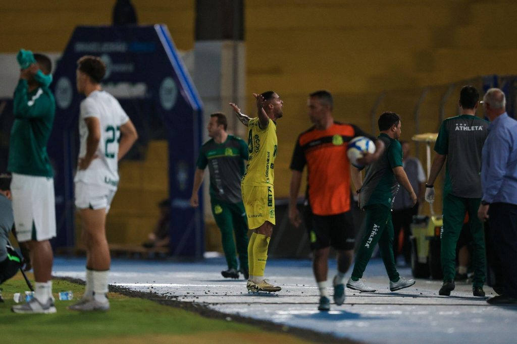 Dellatorre, do Mirassol, comemorando o gol marcado por ele contra o Goiás, pela Série B do Brasileirão.