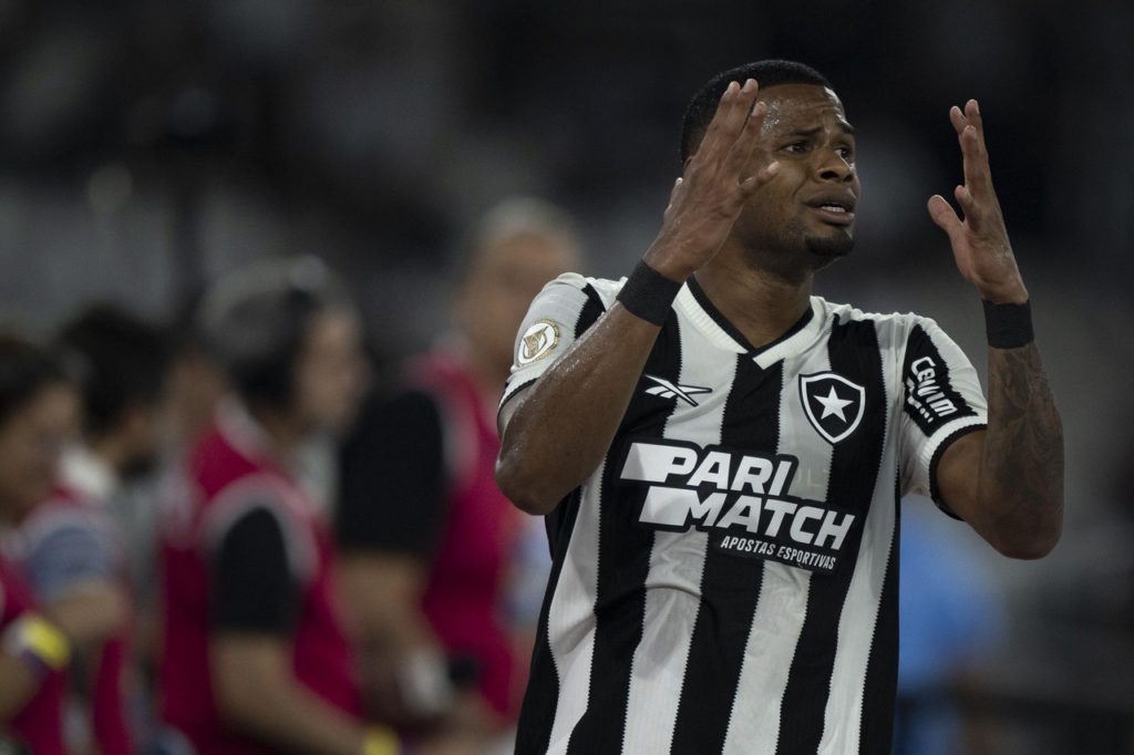 Júnior Santos, do Botafogo, lamentando um lance durante uma partida do time na temporada.