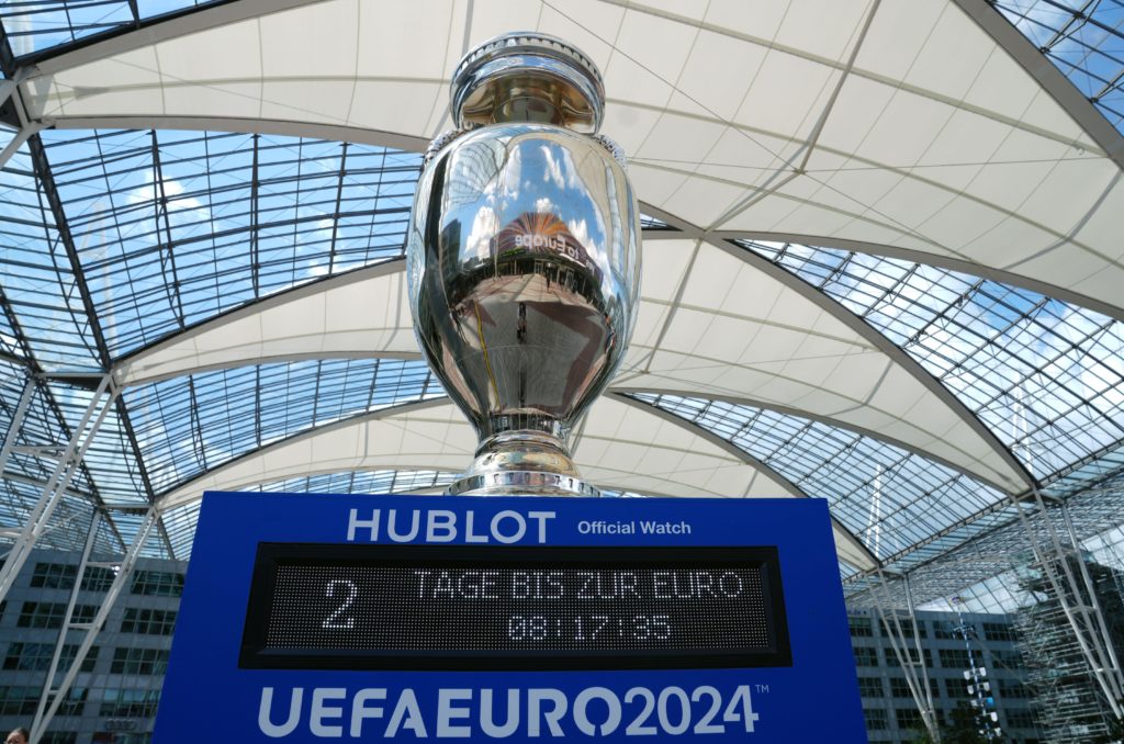 Visão de troféu gigante da Eurocopa fora do Aeroporto de Munique.