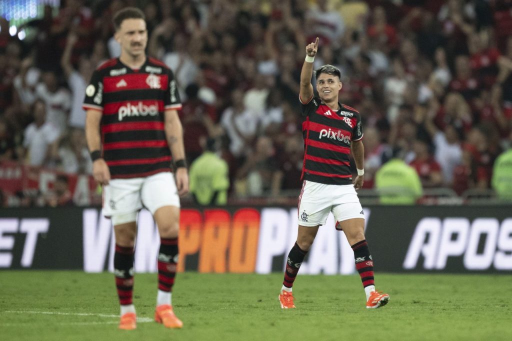 Luiz Araújo, do Flamengo, comemorando um dos gol marcados pelo time no Brasileirão.