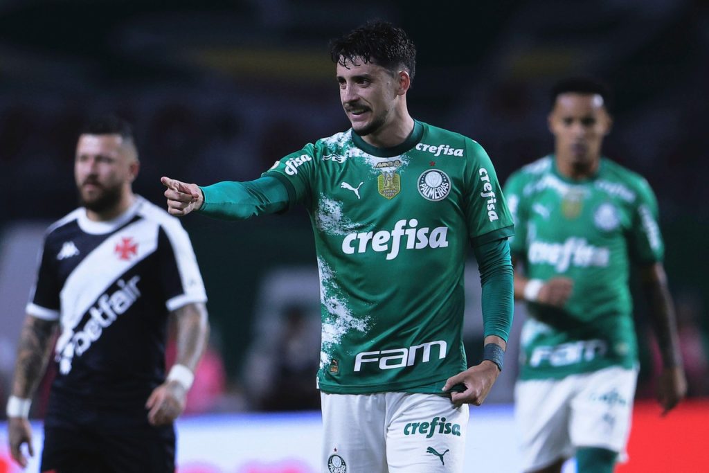 Piquerez, do Palmeiras, comemorando um gol marcado pelo time na temporada.