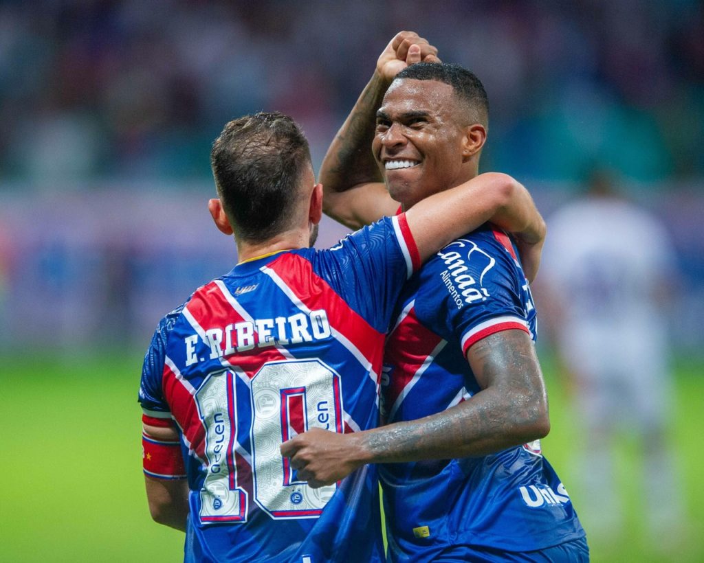 Jean Lucas, do Bahia, abraçando o companheiro depois de marcar um gol pelo clube.