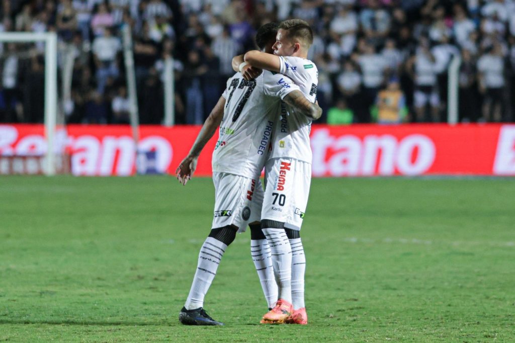 Willian Machado, do Operário, abraçando um companheiro após o gol marcado em um jogo do time.