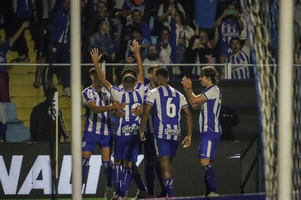 Jogadores do Avaí comemorando um gol do time no Brasileirão da Série B.