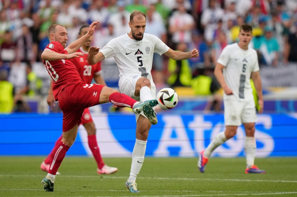 Eriksen, da Dinamarca, disputa a bola com um adversário em um jogo da seleção pela Euro 2024.