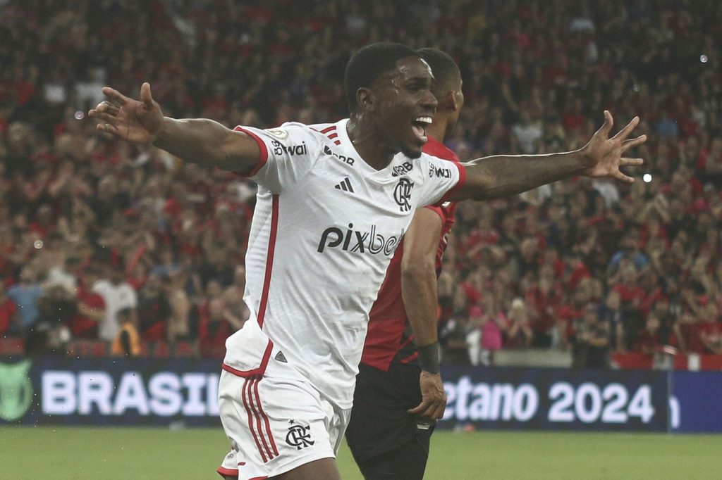 Evertton Araújo, do Flamengo, comemorando o gol de empate em um jogo do time na temporada.