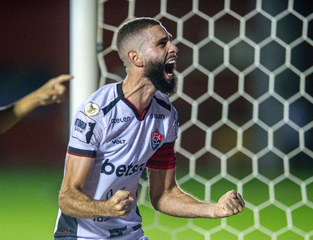 Wagner Leonardo, do Vitória, comemorando um gol o time no Brasileirão.