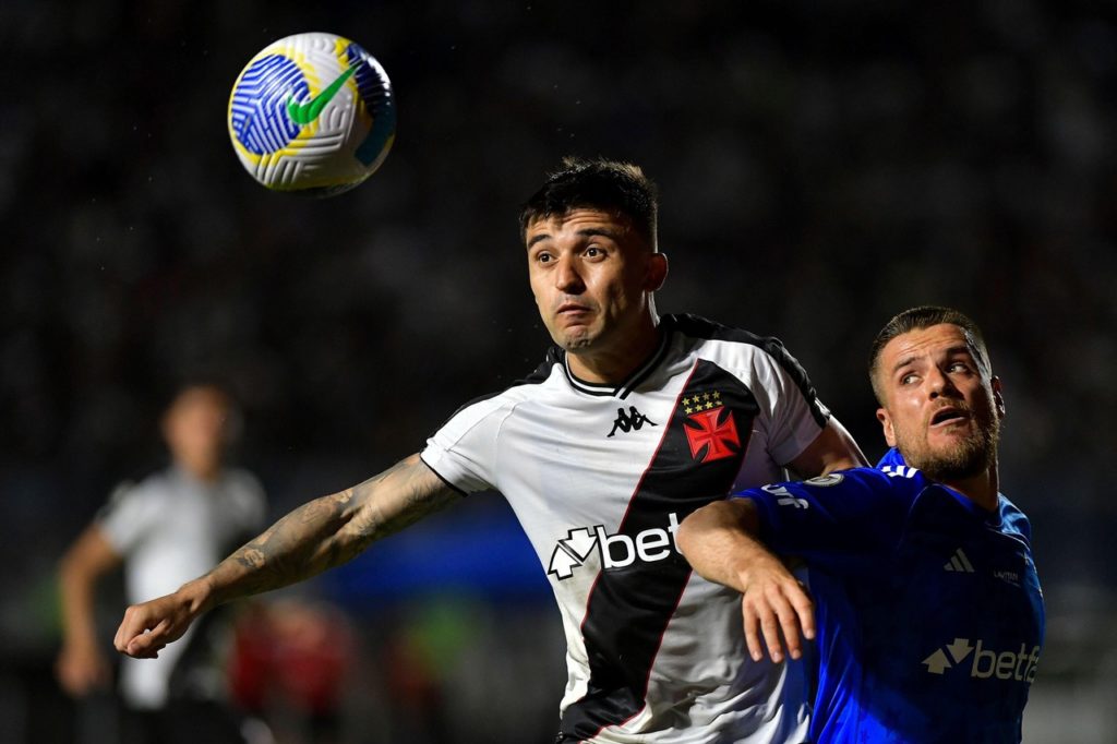 Galdames, do Vasco, disputa a bola com um jogador do Cruzeiro em um jogo do Brasileirão.