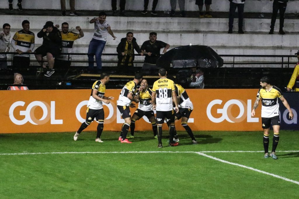 Jogadores do Criciúma comemorando um gol do time na temporada 2024.