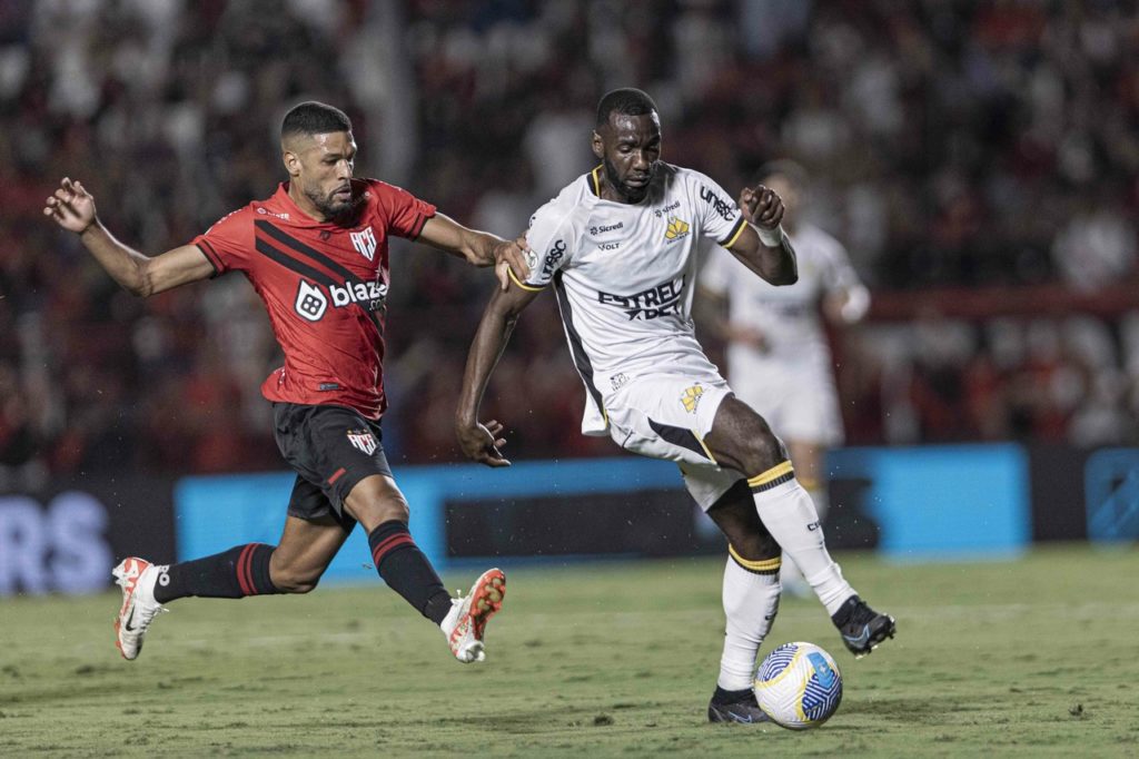 Bolasie, do Criciúma, dominando a bola em um jogo do time no Campeonato Brasileiro de 2024.