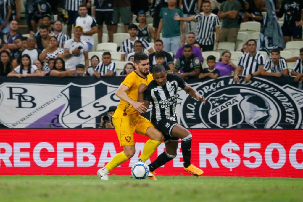 Felipe, do Sport, disputa a bola com um adversário em um jogo da temporada.