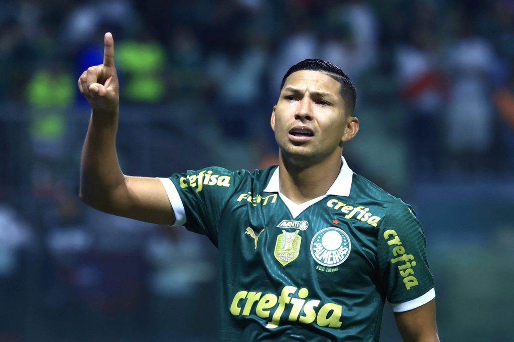 Rony, do Palmeiras, comemorando um gol do time no Brasileirão de 2024.