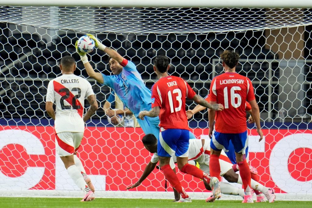 Bravo, do Chile, fazendo uma defesa em uma das partidas da seleção na Copa América.