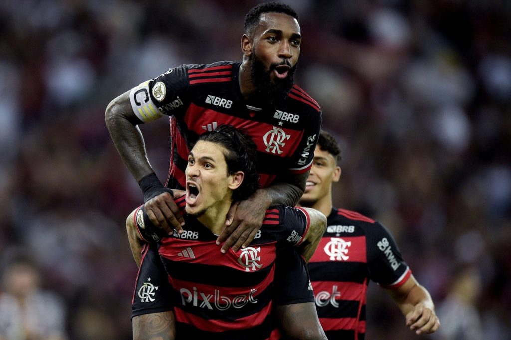 Pedro, do Flamengo, comemorando um gol marcado por ele em um jogo do time no Brasileirão de 2024.