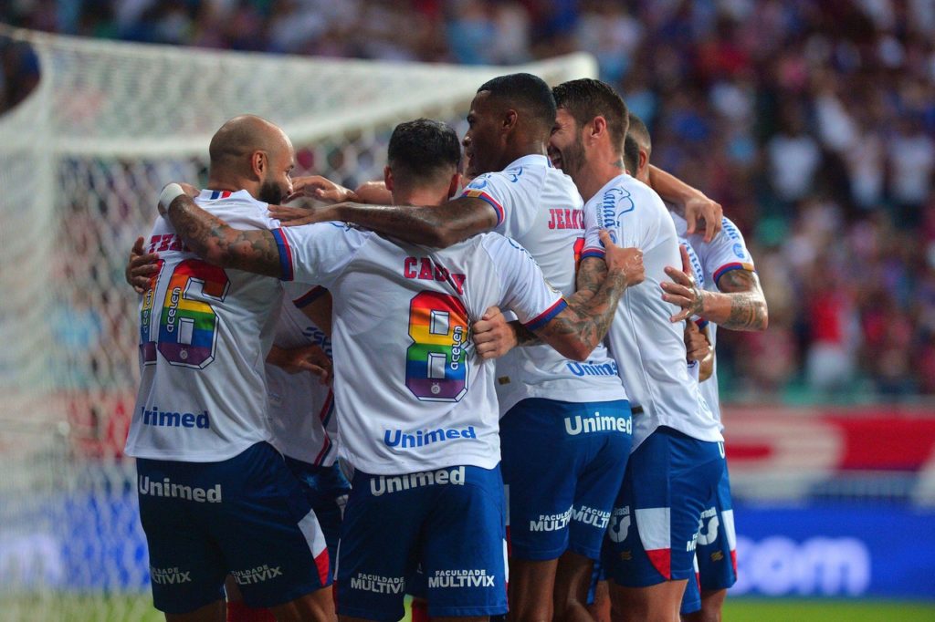 Jogadores do Bahia se abraçando durante um jogo do time na temporada.