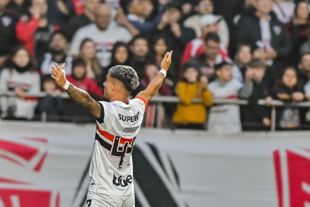 Ferreira, do São Paulo, comemorando um dos gols do time em um jogo do Brasileirão de 2024.