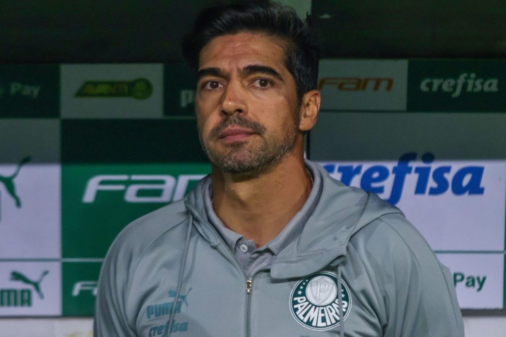 Técnico Abel Ferreira no comando do Palmeiras no banco de reservas