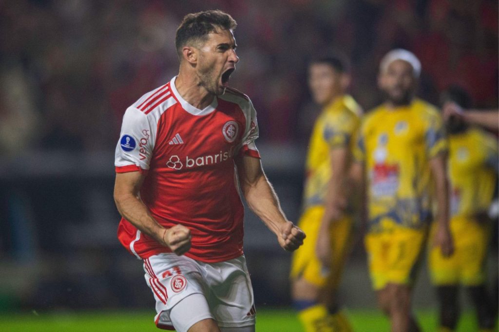 Atacante Alario comemorando gol do Internacional na Sul-Americana