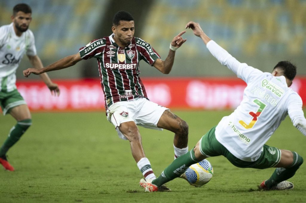 Meia Alexsander em jogo do Fluminense