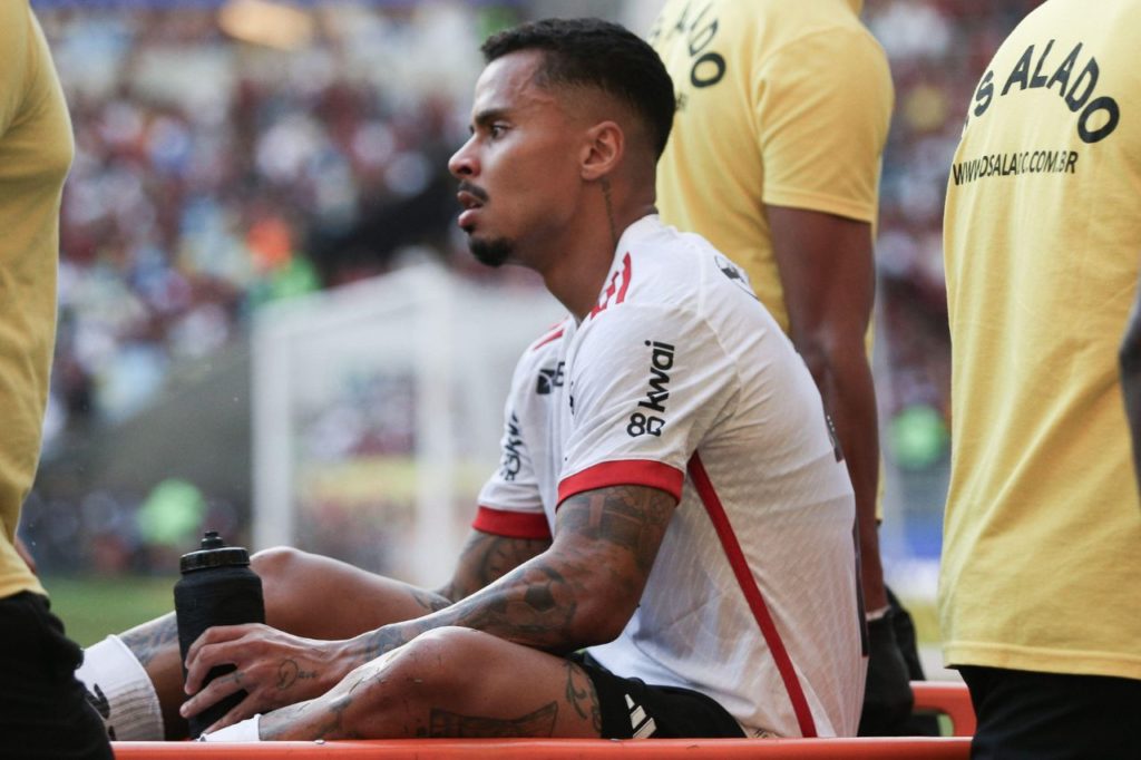 Volante Allan sai de maca do Maracanã no clássico entre Flamengo e Vasco pelo Brasileirão