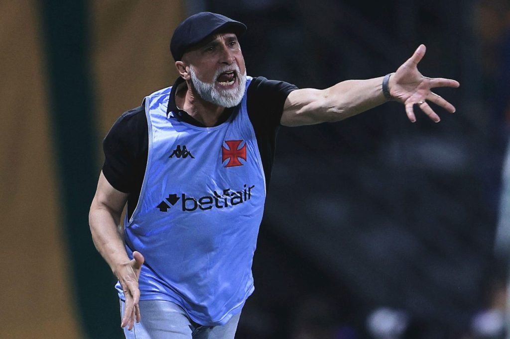 Técnico Álvaro Pacheco comandando os jogadores do Vasco em jogo do Brasileirão