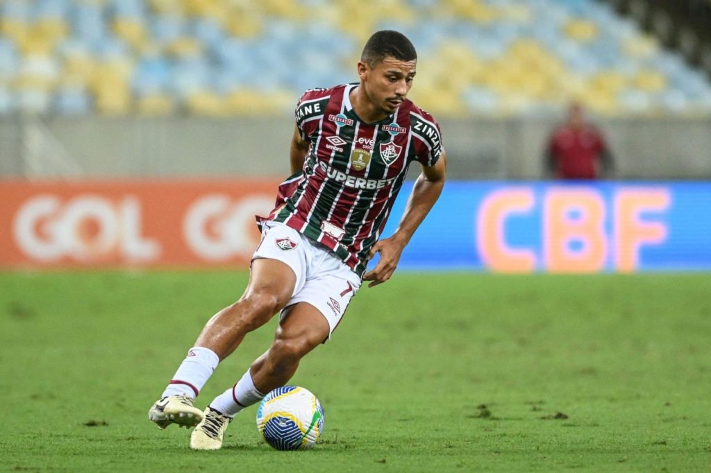 Volante André em ação pelo Fluminense na temporada 2024