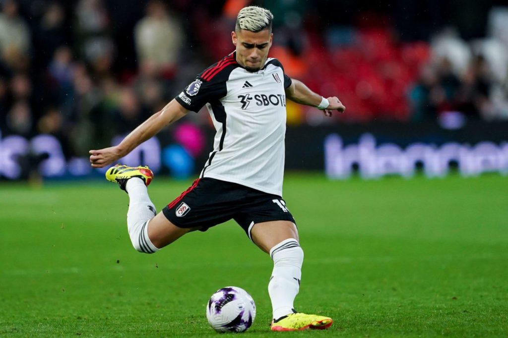 Meia Andreas Pereira em ação pelo Fulham na Premier League