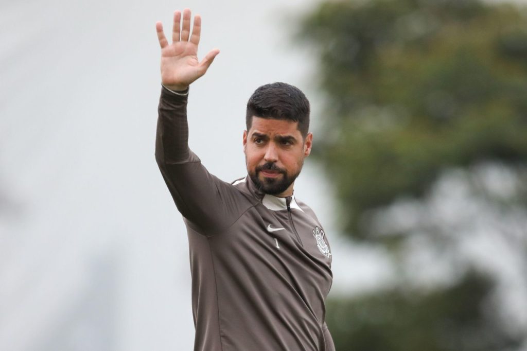 Técnico António Oliveira em treino do Corinthians