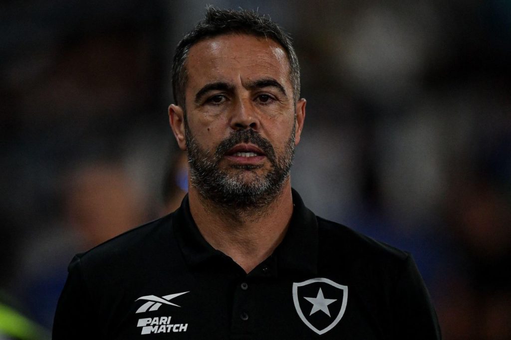 Técnico Artur Jorge no comando do Botafogo em jogo do Brasileirão