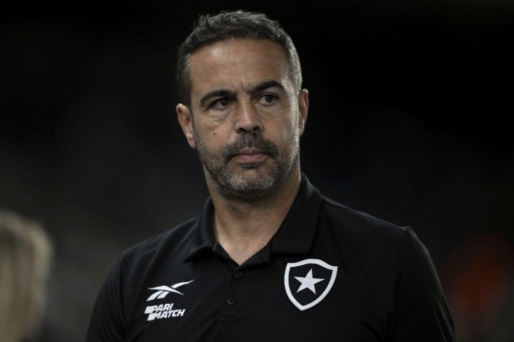 Técnico Artur Jorge no comando do Botafogo no Brasileirão