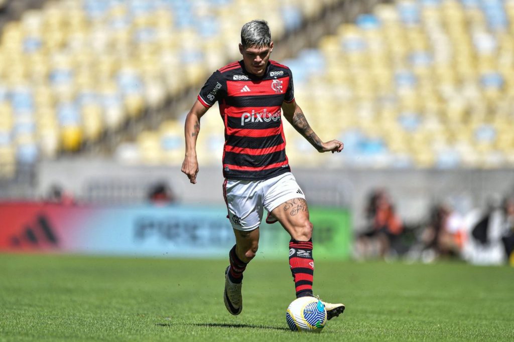 Lateral Ayrton Lucas em ação pelo Flamengo