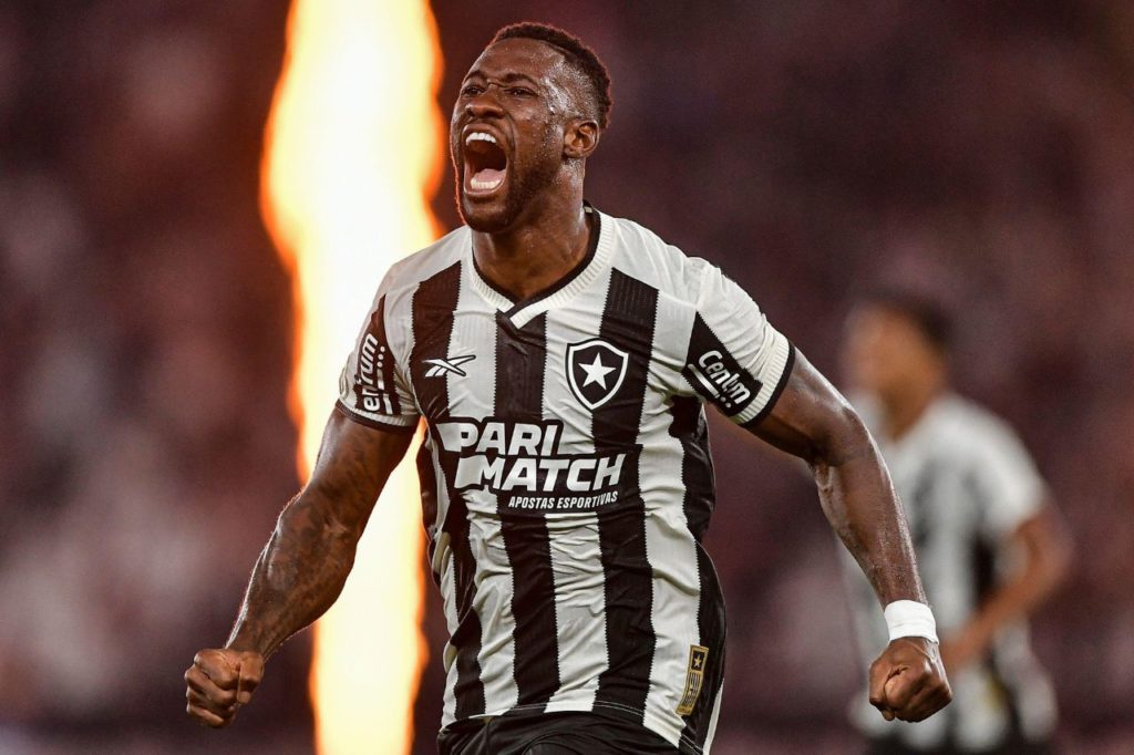 Zagueiro Bastos marca o gol do Botafogo e comemora