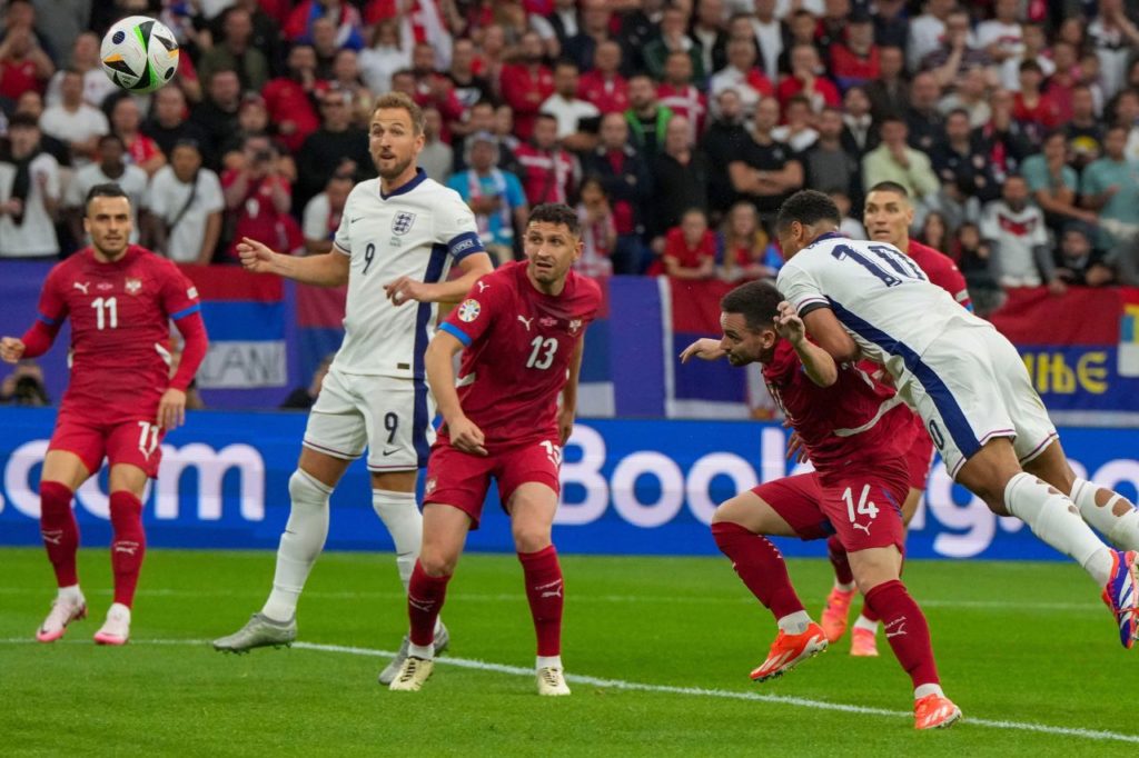 Jude Bellingham marcando o gol de cabeça na vitória da Inglaterra sobre a Sérvia na Eurocopa