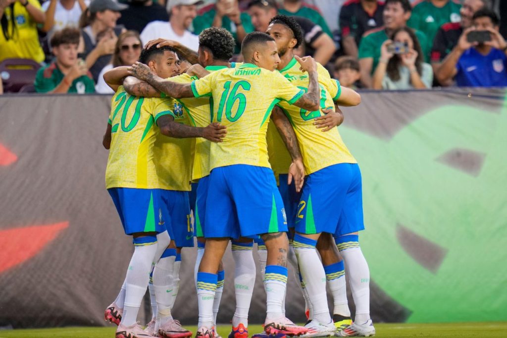 Jogadores do Brasil comemoram gol de Andreas Pereira na vitória sobre o México em amistoso