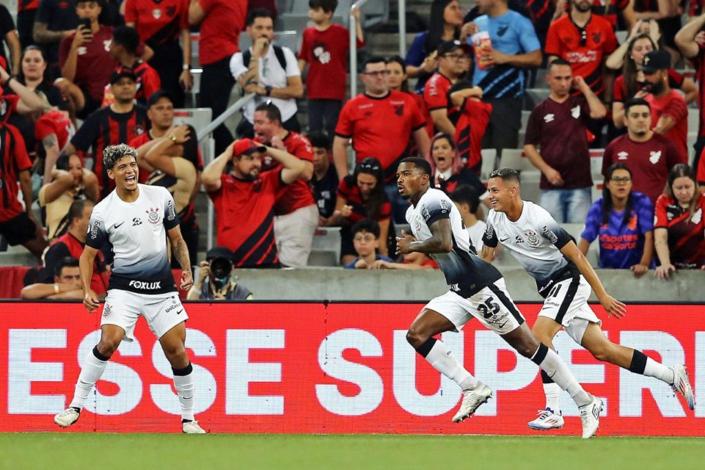 Zagueiro Cacá comemorando o gol de empate do Corinthians com o Athletico-PR pelo Brasileiro