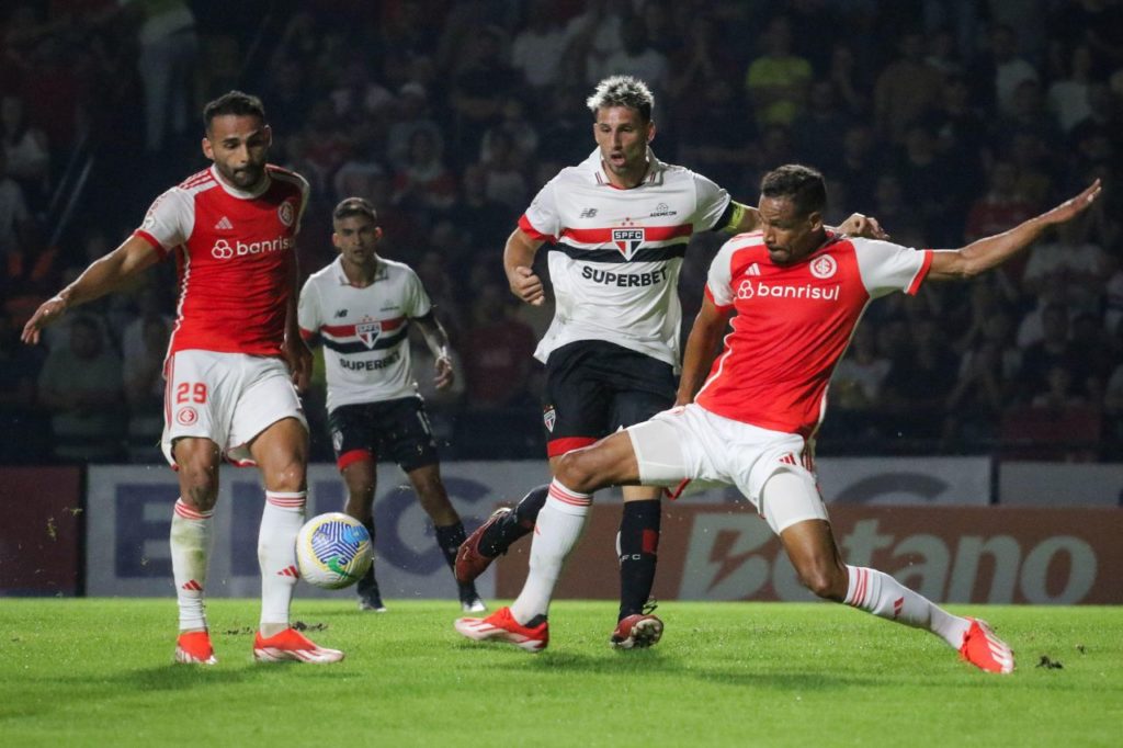 Calleri do São Paulo sendo disputa bola com Fernando e Thiago Maia do Inter em jogo do Brasileirão