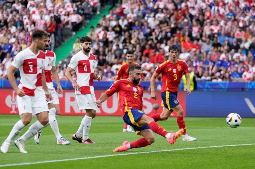Carvajal finaliza para marcar um dos gols da Espanha na vitória em cima da Croácia na Euro 2024