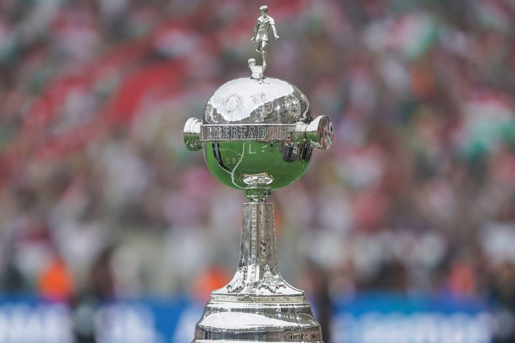 Troféu da Conmebol Libertadores sendo exibido no gramado