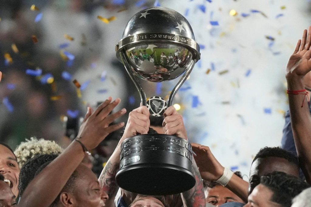 Taça da Conmebol Sul-Americana sendo erguida