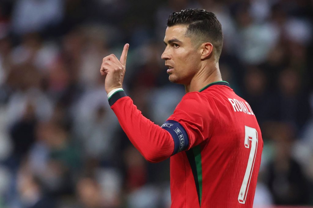 Cristiano Ronaldo, de Portugal, reage durante um amistoso de futebol entre Portugal e Irlanda, no estádio Municipal de Aveiro, em Aveiro.