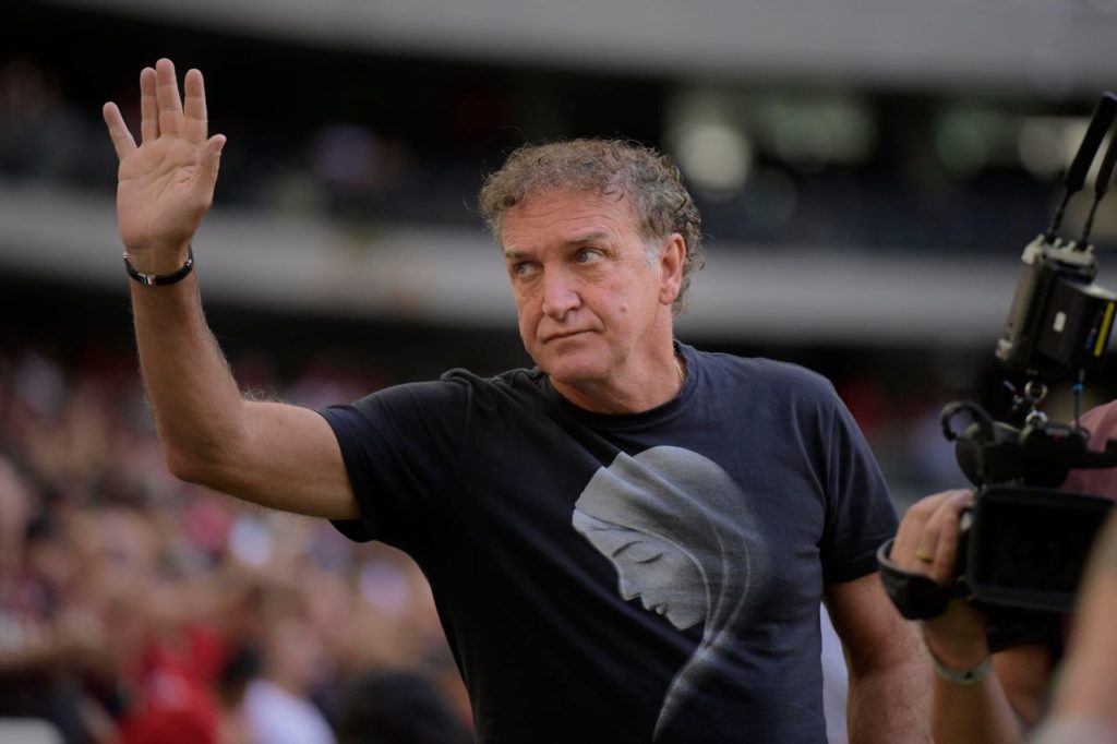 Técnico Cuca acena para a torcida do Athletico-PR na Arena da Baixada